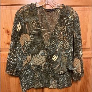 Women’s lightweight casual top with beautiful design , very pretty !